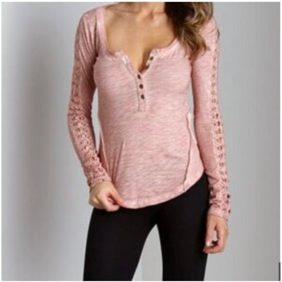 Free People Shell Stitch Henley Shirt Womens Medium Pink Crochet Boho Top - Picture 1 of 5